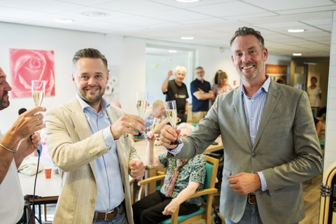 Directie Laurens en SOR proosten alcoholvrij op de nieuwe Zorgzame Buurt Rubroek tijdens de opening.